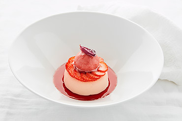 A recipe by Castor – Maarten Bouckaert: ‘Ciflorette’ strawberries – white chocolate – a rose – champagne