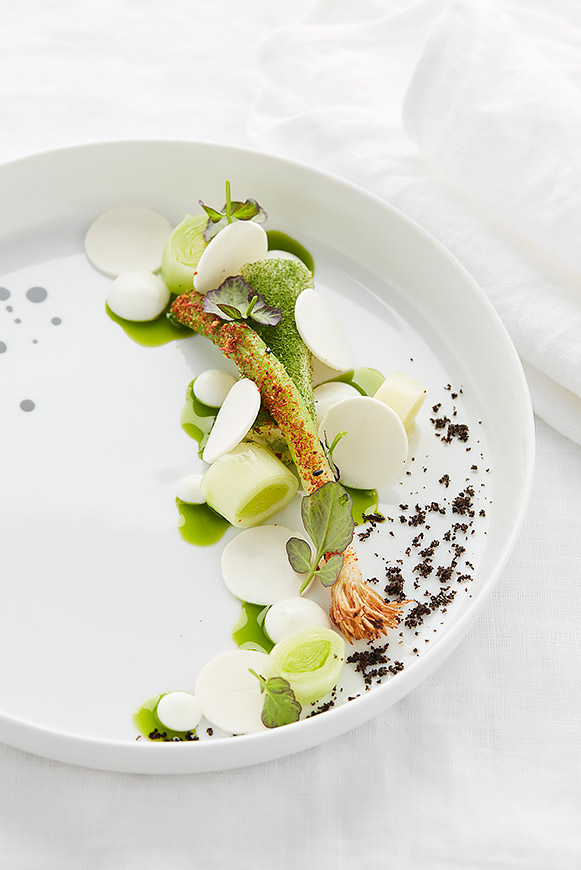 A recipe by Castor – Maarten Bouckaert: Young leeks grown in the field – Pur Natur yogurt – Parisian mushrooms