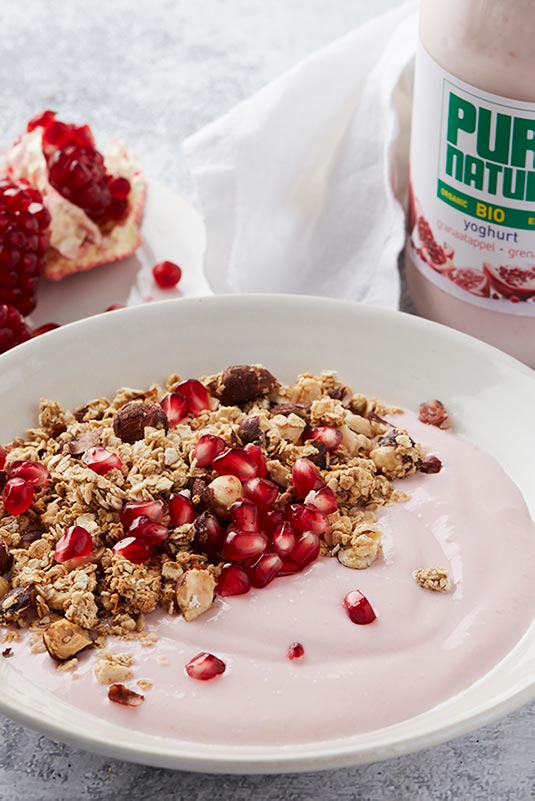 Recipe: Toasted oat flakes and hazelnuts with pomegranate fruit yogurt